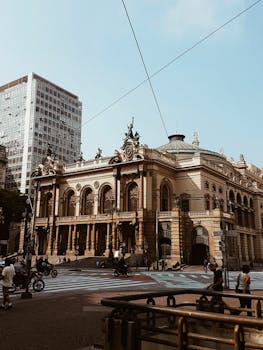 阳光明媚的日子里，标志性的圣保罗市政剧院热闹非凡