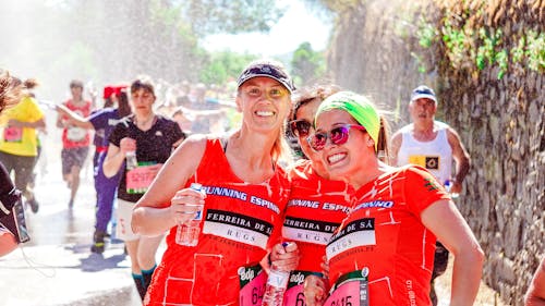 Grup Resmi Olan üç Kadın Koşucu