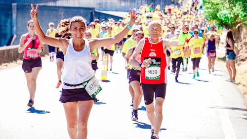 マラソンの女性と男性のランナー