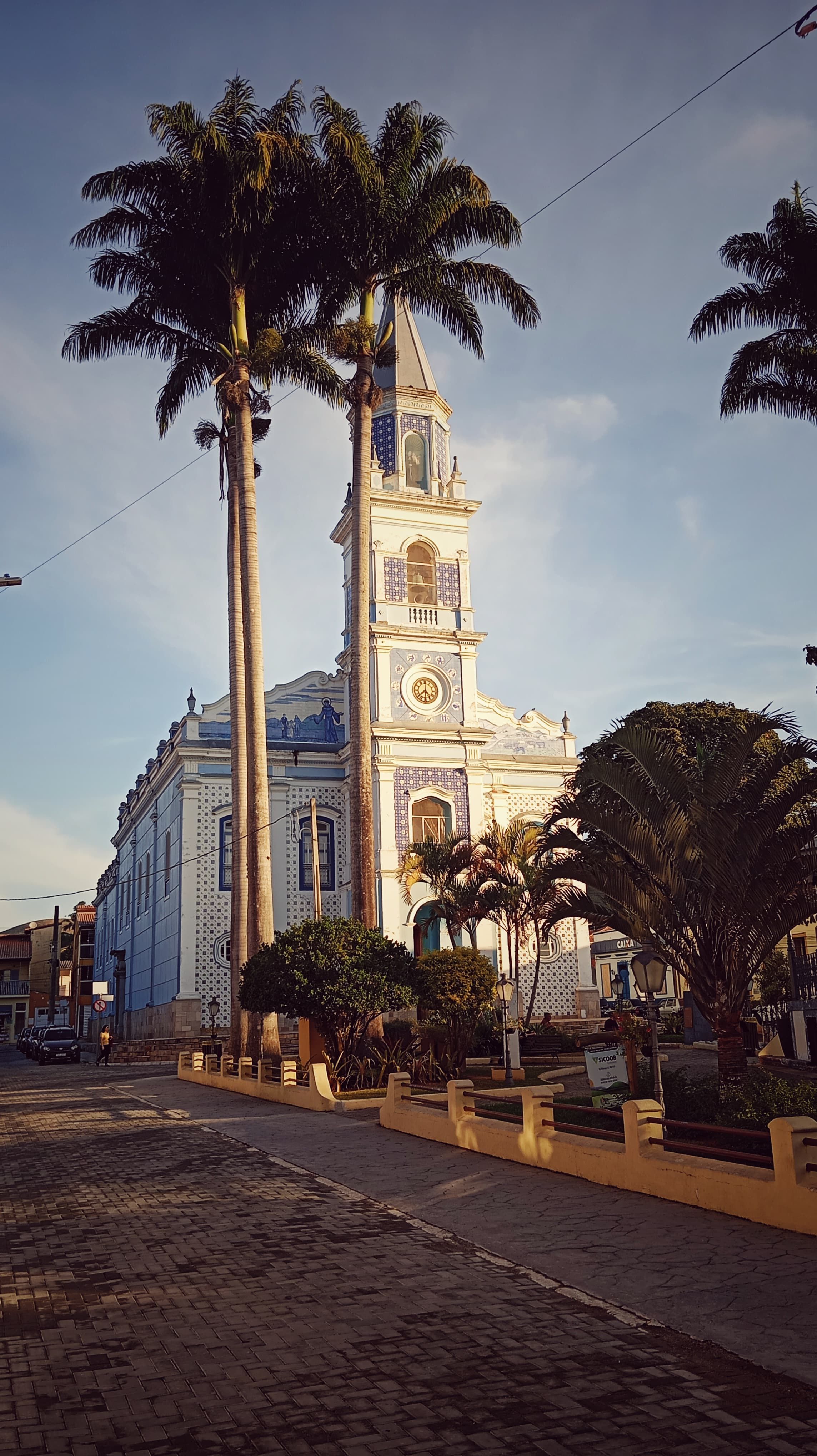 Square and church in an interior city · Free Stock Photo