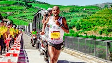 马拉松比赛中，跑步者穿过风景优美的桥梁，人群为他们欢呼雀跃