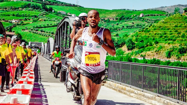 马拉松比赛中，跑步者穿过风景优美的桥梁，人群为他们欢呼雀跃