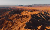 博雷戈泉的航拍照片令人惊叹，捕捉到了其崎岖的沙漠地形和地质构造