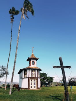 这座古色古香的传统教堂坐落在巴西米柳维德优美的风景中，背靠着蓝天