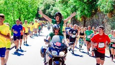 阳光明媚的日子里，各种跑步者伴着摩托车的伴奏，参加了充满活力的马拉松