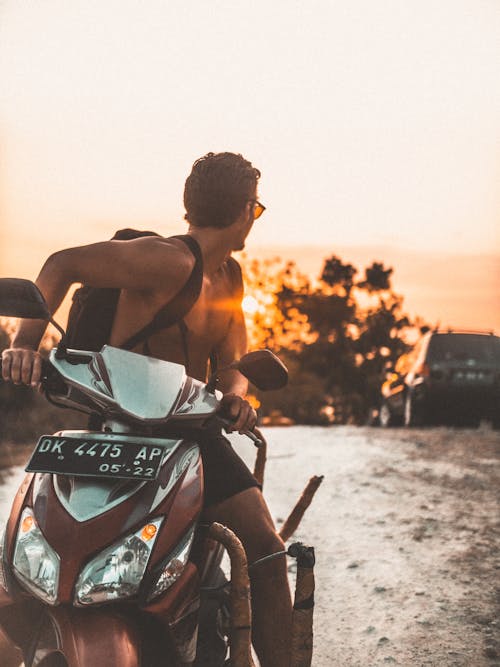 裸照男子騎小型摩托車