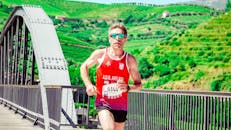 在马拉松比赛中，运动员跑过了一座风景优美、绿树成荫的桥梁