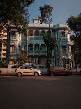 这座位于印度城市中的殖民风格建筑风景如画，展现了建筑魅力与街头生活