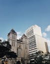 蓝天映衬下，圣保罗的一座大教堂与一座现代建筑相映成趣