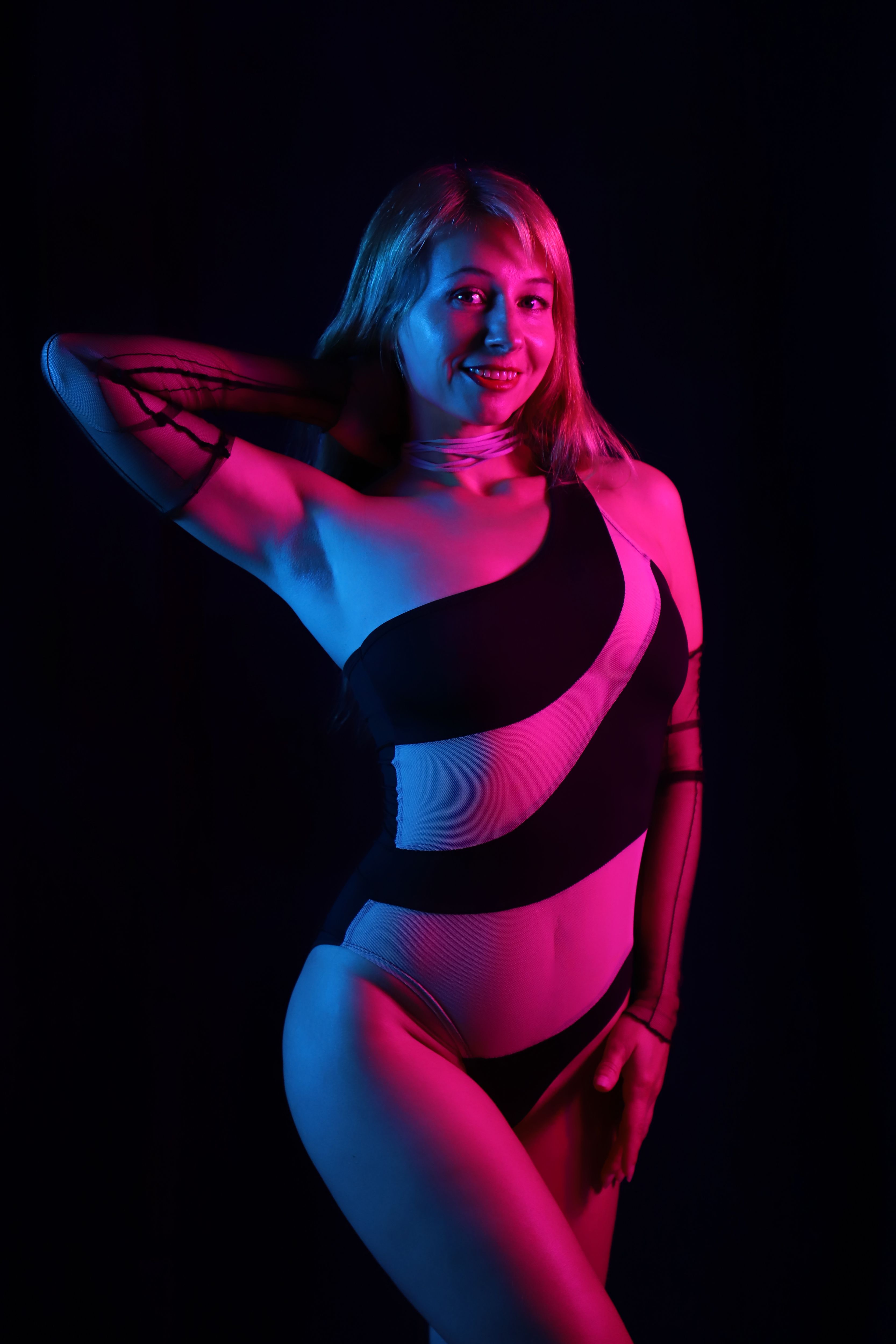 Tenue glamour sous lumière ultraviolette