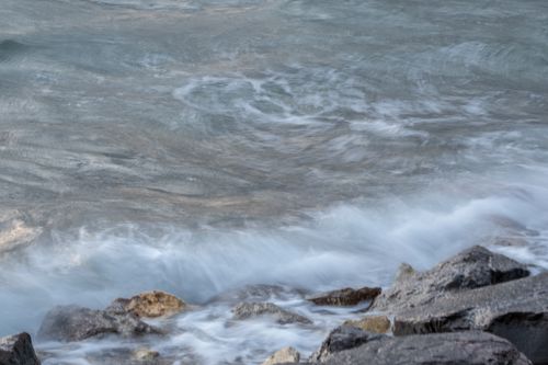 Free Dynamic ocean waves crashing against a rocky shoreline in Foça, İzmir, Turkey. Stock Photo