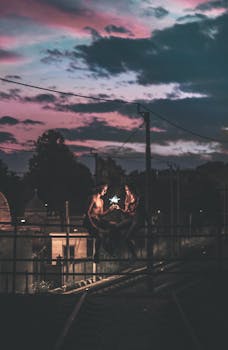 在忧郁的黄昏中，意大利萨龙诺屋顶上的两个人拍摄到充满活力、戏剧性的天空