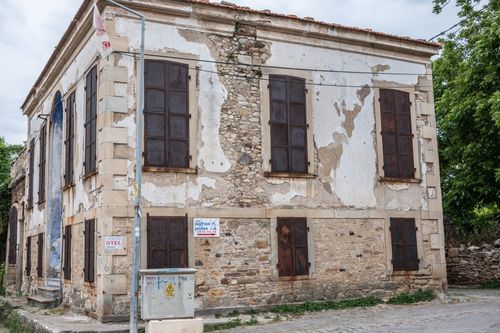 Free A vintage, rustic stone building with distressed facade in Foça, İzmir, Turkey. Stock Photo