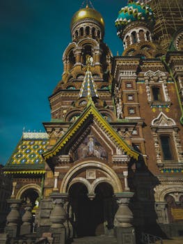 在晴朗的天空下，低角度拍摄了俄罗斯圣彼得堡色彩缤纷的救世主教堂