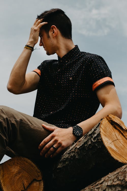 Hombre Con Camisa Negra