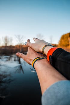 日落时分，一对夫妇在宁静的湖边相拥，捕捉这温暖而充满爱意的浪漫时刻