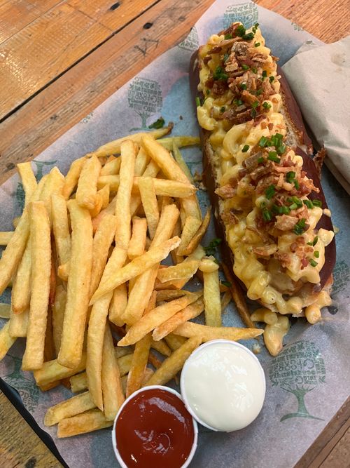 Free Tasty mac and cheese sandwich with crispy fries and condiments for a mouthwatering meal. Stock Photo