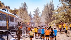 一大群跑步者在风景区火车旁参加户外活动