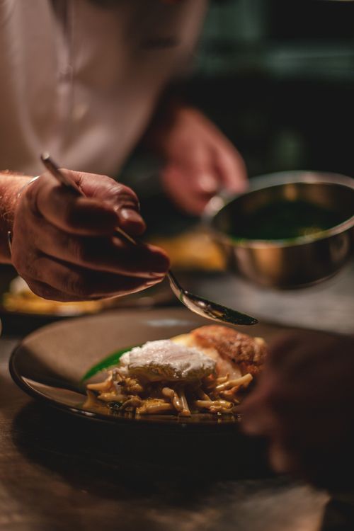 Chef dressant un plat gastronomique dans un restaurant français