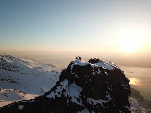 Bốn Người Trên đỉnh Núi Phủ đầy Tuyết