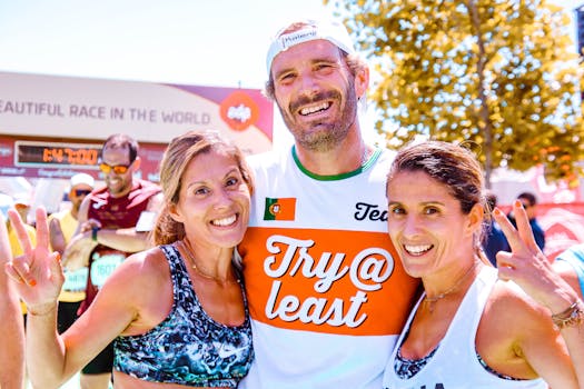 三名跑步者自豪地庆祝跑完马拉松，脸上带着微笑，做出和平手势