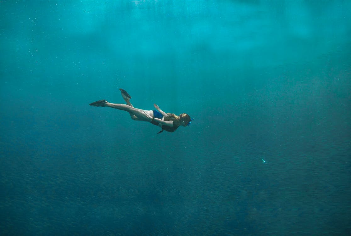 Gratis Foto De Mujer Nadando Bajo El Agua Foto de stock