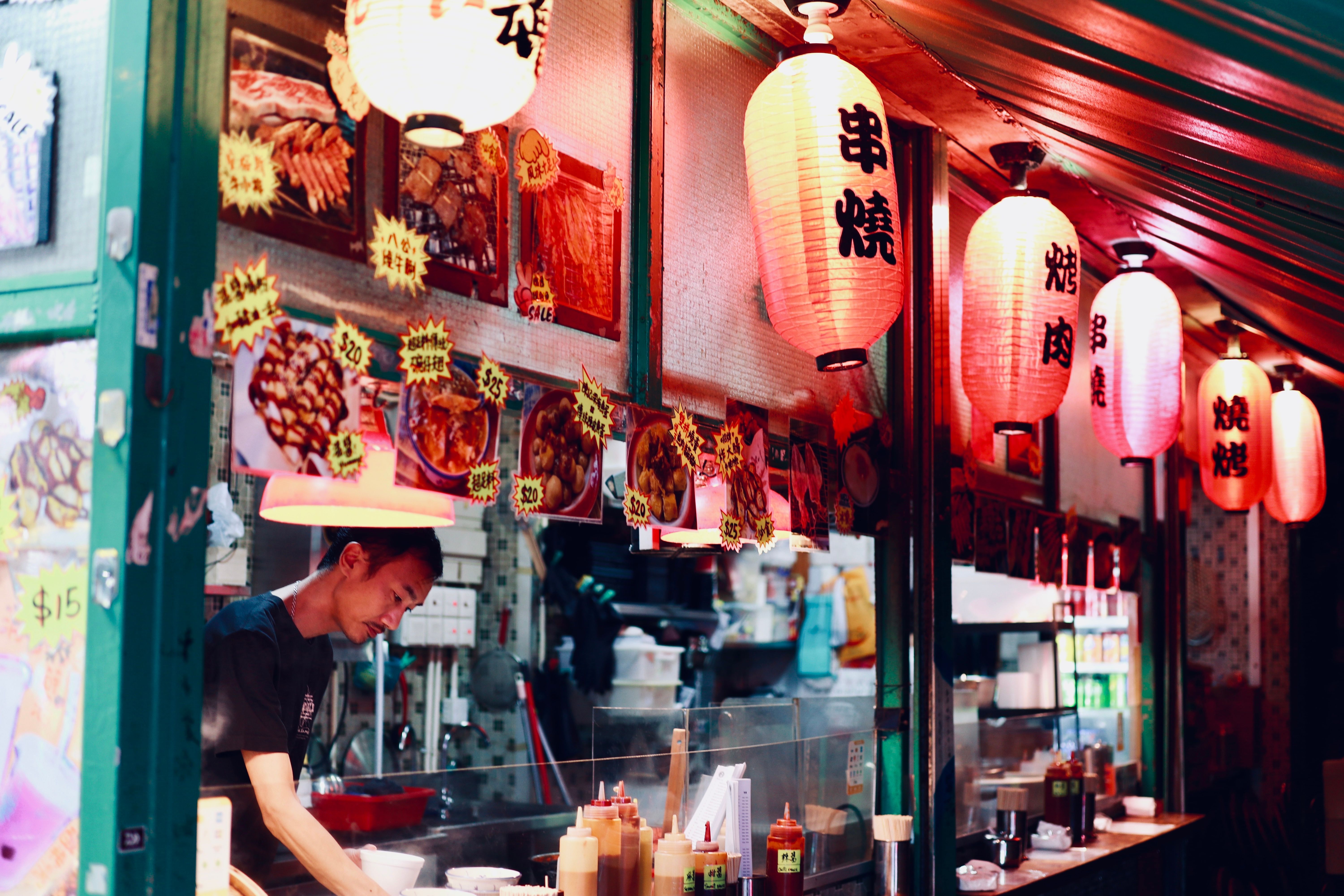 Historischer Straßenverkäufer mit Handwagen für Cart Noodles in Hongkong