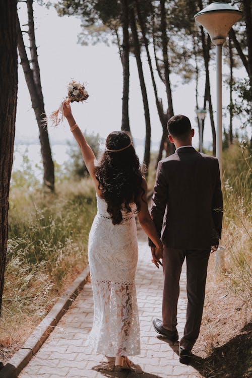 Foto De Casal Caminhando Em Uma Via Pavimentada