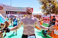 一名跑步者在马拉松比赛的终点线欢呼，庆祝胜利凯旋