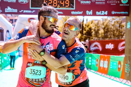 两名马拉松运动员在终点线快乐拥抱，庆祝他们的成就