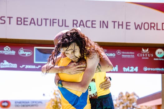 在比赛终点线，两名跑步者深情拥抱