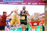 一名男运动员在充满活力的户外马拉松比赛中庆祝取得成功