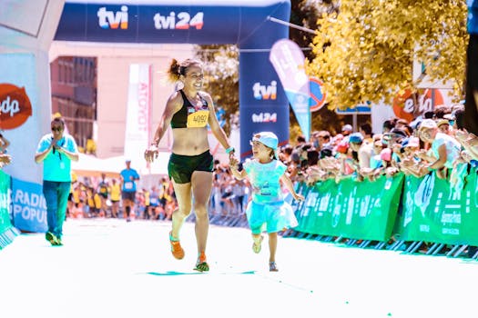 一对快乐的母女手拉手冲过马拉松终点线，幸福和活力洋溢全身