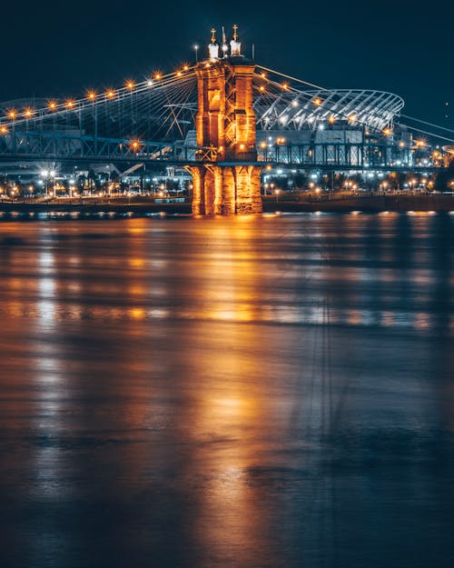 Fotografia De Uma Ponte Iluminada