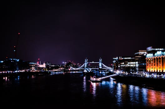 夜间泰晤士河上伦敦桥的灯光与城市景观