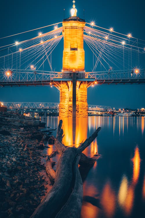 Фото Освещенного подвесного моста