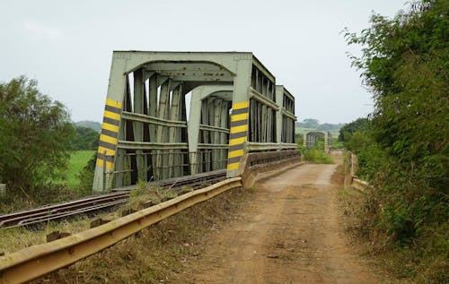Foto stok gratis jalan belakang, jembatan kereta, lintasan