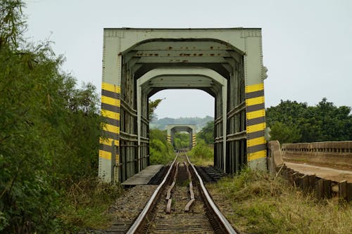 Бесплатное стоковое фото с backroads, железнодорожный мост, за городом