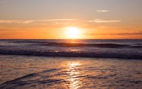 捕捉海浪反射金光时日落的那份宁静之美