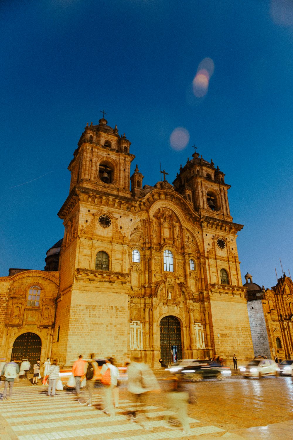 Igreja da Plaza de Armas de Cusco iluminada ao anoitecer