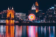 城市街景令人惊叹，吊桥与水上缤纷倒影相映成趣