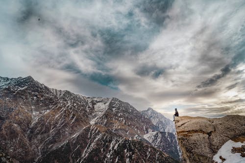 Free Người đàn ông Ngồi Trên đỉnh Núi Stock Photo