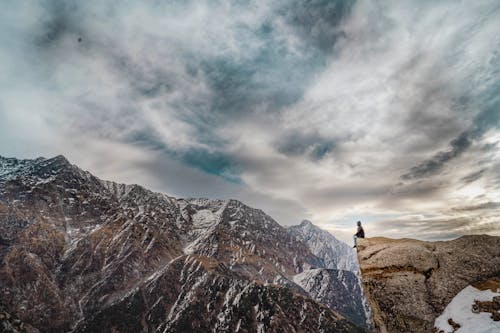 Uomo Seduto Sul Picco Di Montagna