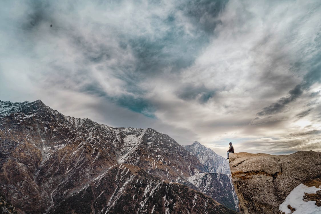 Uomo Seduto Sul Picco Di Montagna