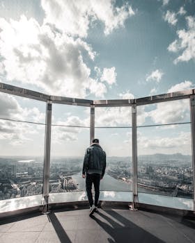 站在首尔屋顶上俯瞰城市天际线的人，阴天里