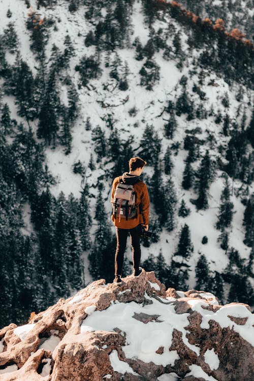 Foto De Um Homem No Topo De Uma Montanha Nevada