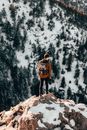 冬季徒步旅行期间，探索科罗拉多州蒙特祖马的雪山