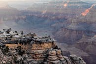 徒步旅行者可以欣赏到大峡谷北缘崎岖地带的壮丽景色