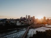 日落时分，明尼阿波利斯的天际线在令人惊叹的鸟瞰图中被捕捉