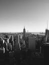 这是一张以帝国大厦为特色的纽约市黑白鸟瞰图
